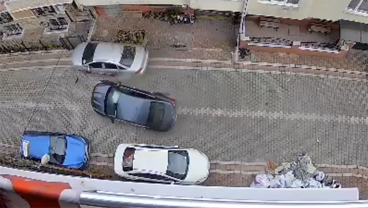 ESENYURT’TA SOKAK ARASINDA HIZLA DÖNEN ARAÇ PARK HALİNDEKİ ARACA ÇARPTI