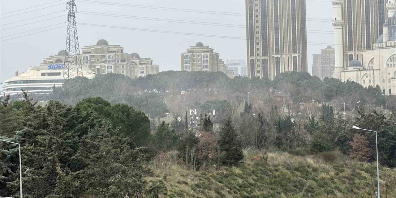 ATAŞEHİR’DE KAR YAĞIŞI BAŞLADI