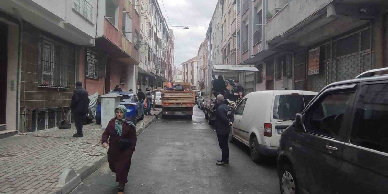 ESENLER’DE YAŞLI ADAMIN EVİNDEN 5 TON ÇÖP ÇIKARTILDI