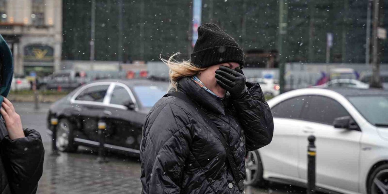 İSTANBUL’DA LAPA LAPA KAR YAĞIŞI