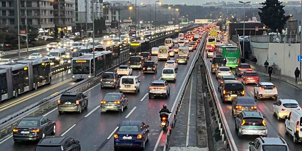 İSTANBUL’DA KAR YAĞIŞIYLA BİRLİKTE TRAFİK YOĞUNLUĞU YÜZDE 80’E ULAŞTI