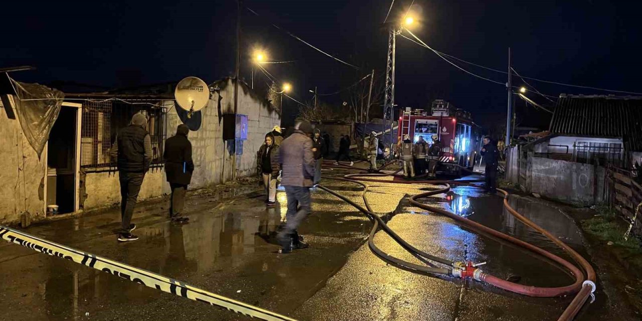 SULTANGAZİ’DE GECEKONDUDAKİ YANGIN İŞ YERİNE SIÇRADI