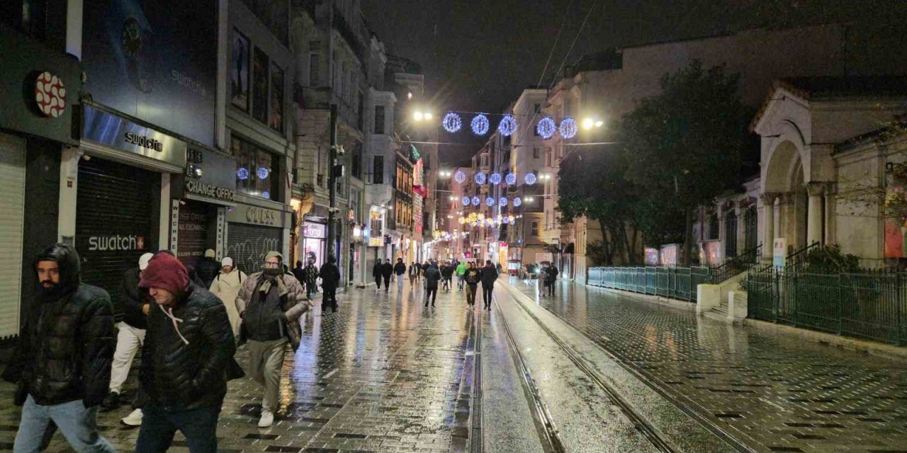 TAKSİM’DE KAR YAĞIŞI ETKİLİ OLDU