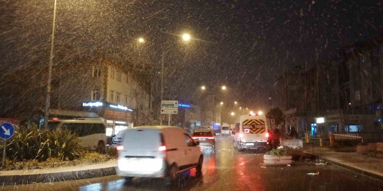 İSTANBUL’DA SABAHIN ERKEN SAATLERİNDE KAR YAĞIŞI ETKİLİ OLDU