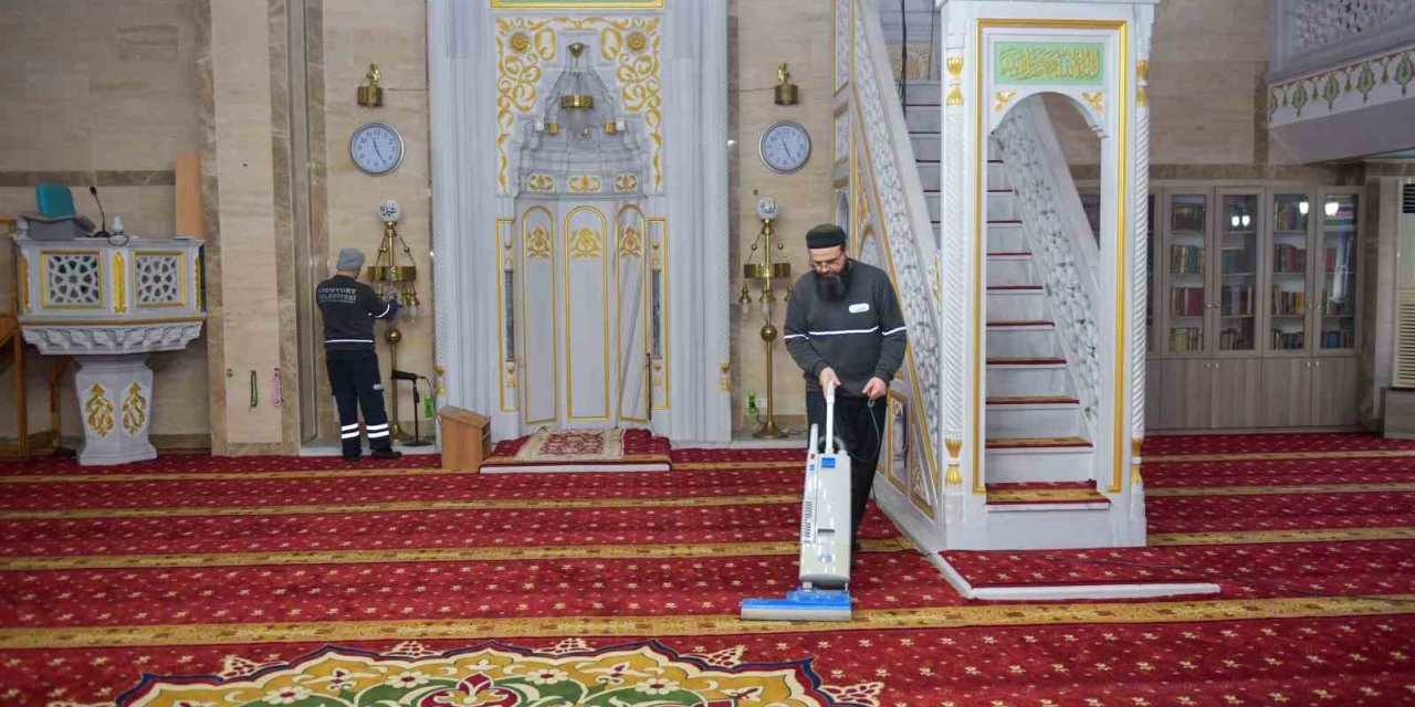 ESENYURT’TA İBADETHANELER DİP KÖŞE TEMİZLENİYOR