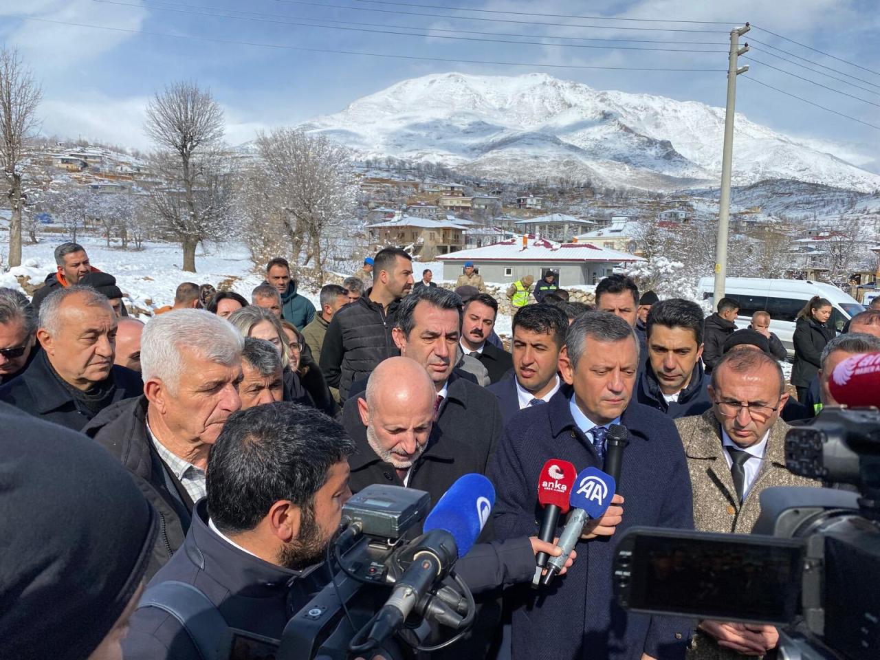 CHP Lideri Özgür Özel, Kullar Deprem Şehitliğinde: “Üzerimize Ne Düşerse Yapmaya Devam Edeceğiz”