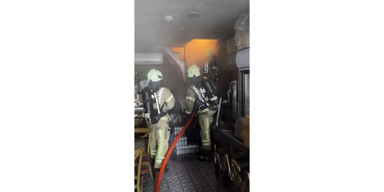 EMİNÖNÜ’NDE ALEV ALEV YANAN RESTORANIN İÇİ GÖRÜNTÜLENDİ