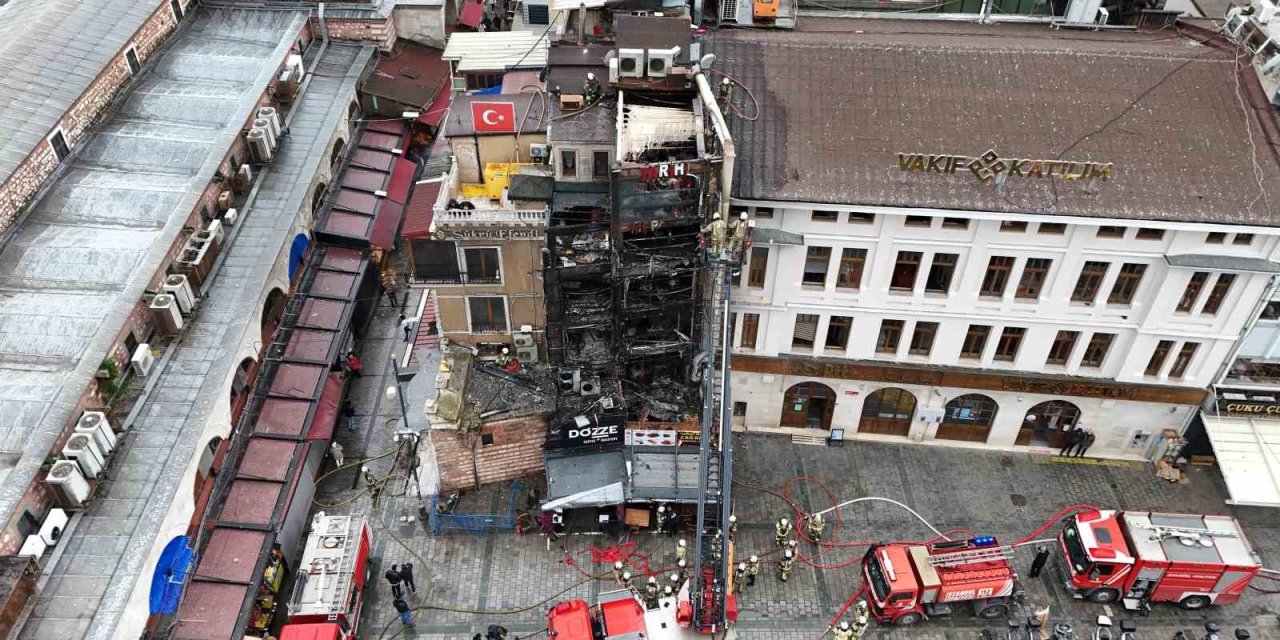 EMİNÖNÜ’NDE ÇIKAN YANGINDA KULLANILAMAZ HALE GELEN RESTORAN HAVADAN GÖRÜNTÜLENDİ