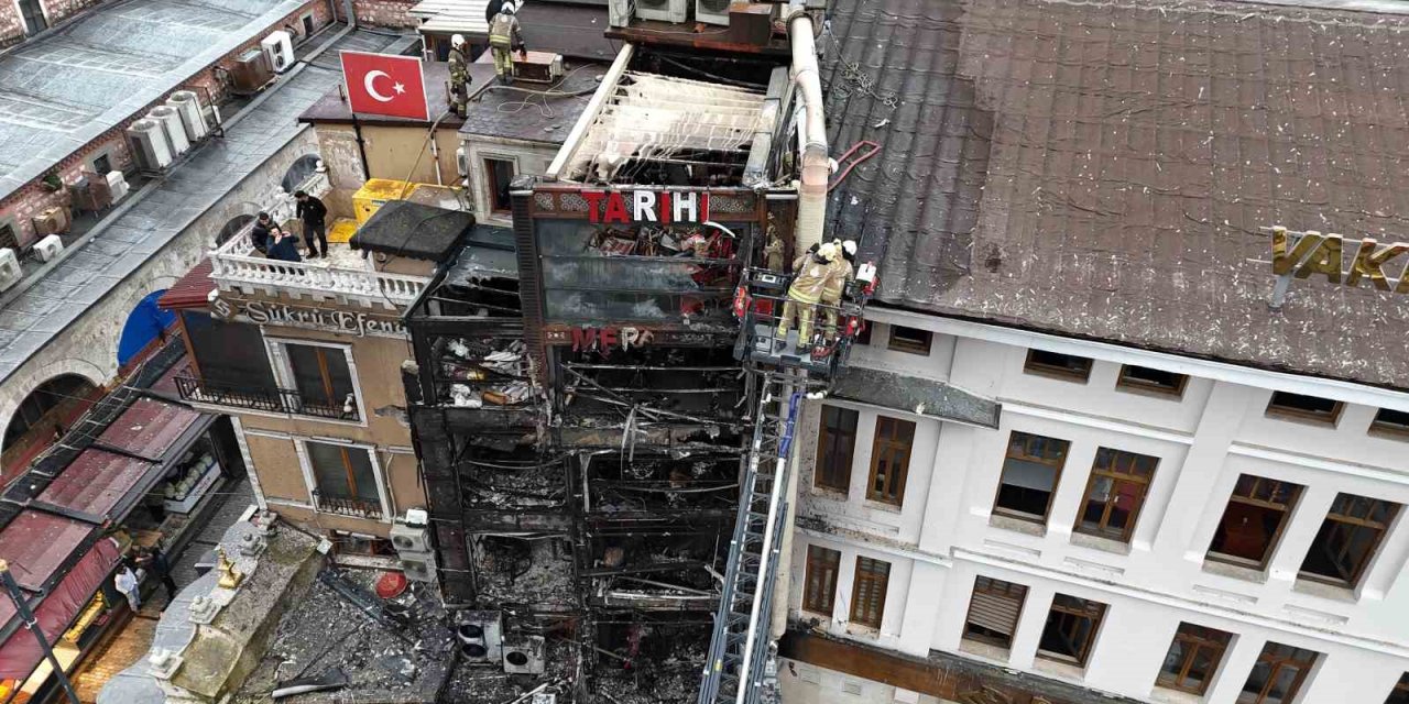 EMİNÖNÜ’NDE 5 KATLI RESTORAN ALEVLERE TESLİM OLDU