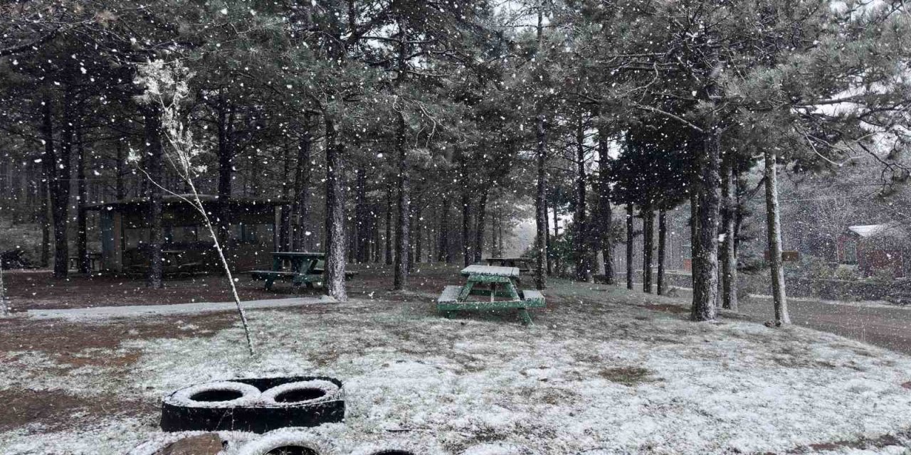 AYDOS ORMANI’NA LAPA LAPA YAĞAN KAR MASALSI GÖRÜNTÜLER OLUŞTURDU