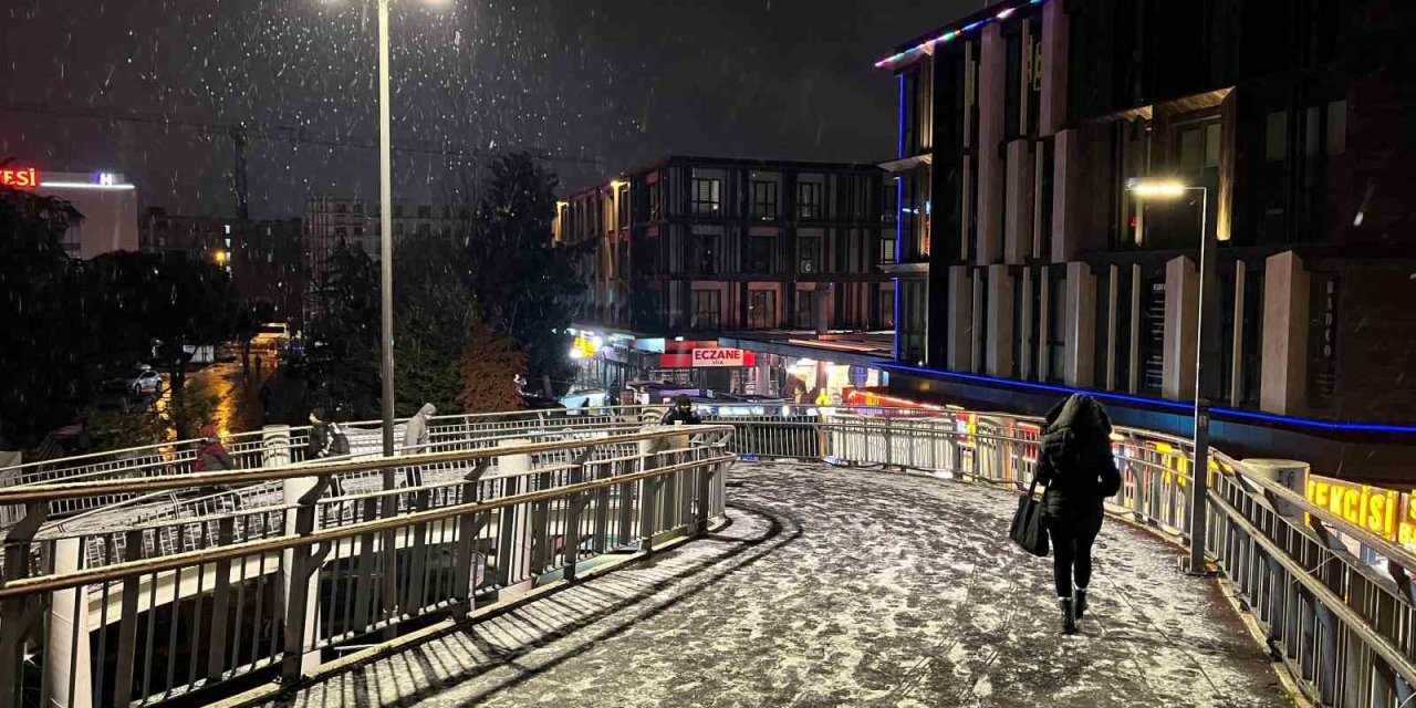 KÜÇÜKÇEKMECE’DE KAR YAĞIŞI ETKİLİ OLUYOR