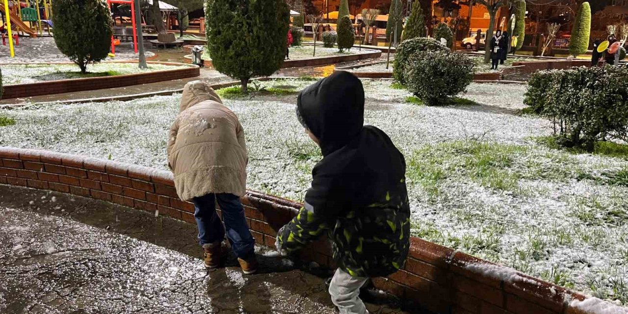 KÜÇÜKÇEKMECE’DE KAR YAĞIŞI SONRASI ÇOCUKLAR SOLUĞU PARKLARDA ALDI