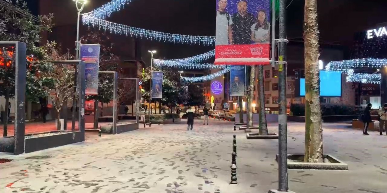 İSTANBUL’DA KAR YAĞIŞI ETKİLİ OLDU, ARAÇLAR YOLDA KALDI