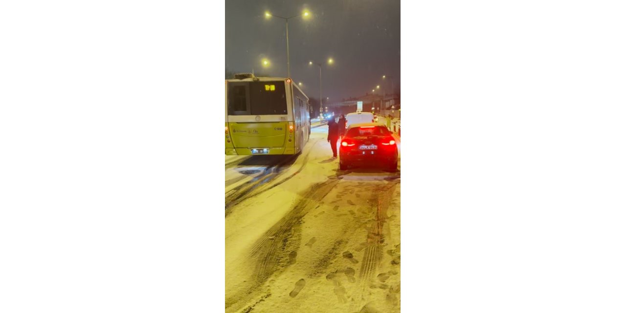 EYÜPSULTAN’DA KARLI HAVADA OTOMOBİLLER KAZA YAPTI, İETT OTOBÜSÜ YOLDA KALDI
