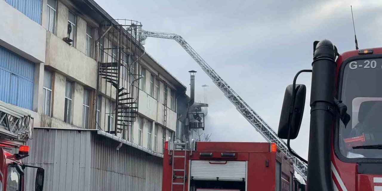 İSTANBUL’DA KAUÇUK İMALATHANESİNDEN ALEVLER YÜKSELDİ