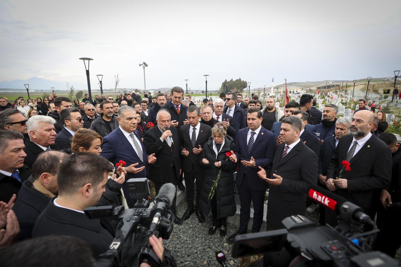 CHP Lideri Özgür Özel, Antakya’da Narlıca Mezarlığını Ziyaret Etti