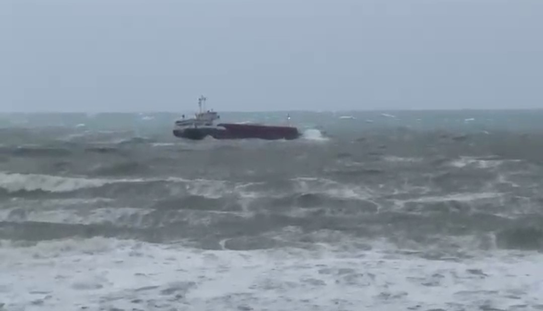 SARIYER’DE FIRTINA NEDENİYLE KURU YÜK GEMİSİ SÜRÜKLENDİ