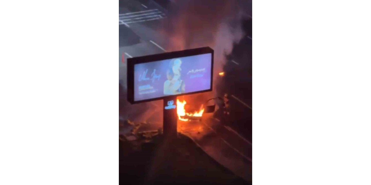 ATAŞEHİR’DE ALEV ALAN OTOMOBİL REKLAM TABELASINA ÇARPTI