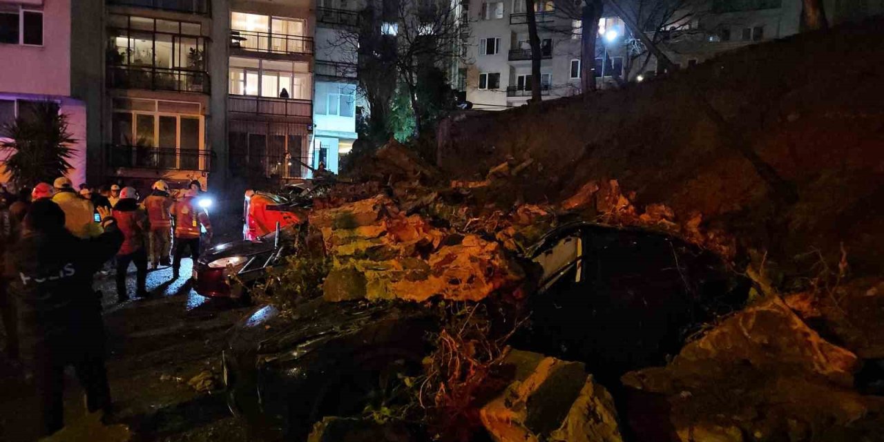 BEŞİKTAŞ’TA İSTİNAT DUVARI 8 ARACIN ÜSTÜNE ÇÖKTÜ