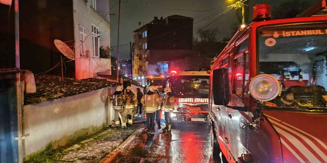 BEYOĞLU’NDA GECEKONDU ALEVLERE TESLİM OLDU