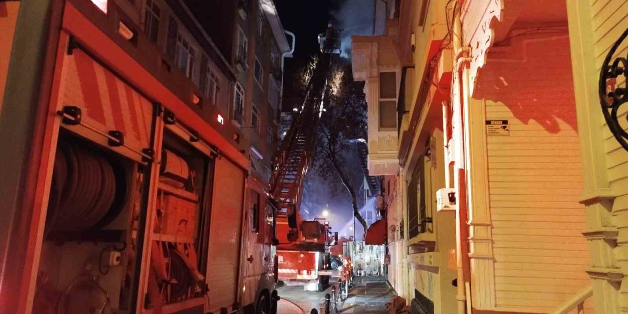 KADIKÖY’DE METRUK BİNADA ÇIKAN YANGINDA 1 KİŞİ HAYATINI KAYBETTİ