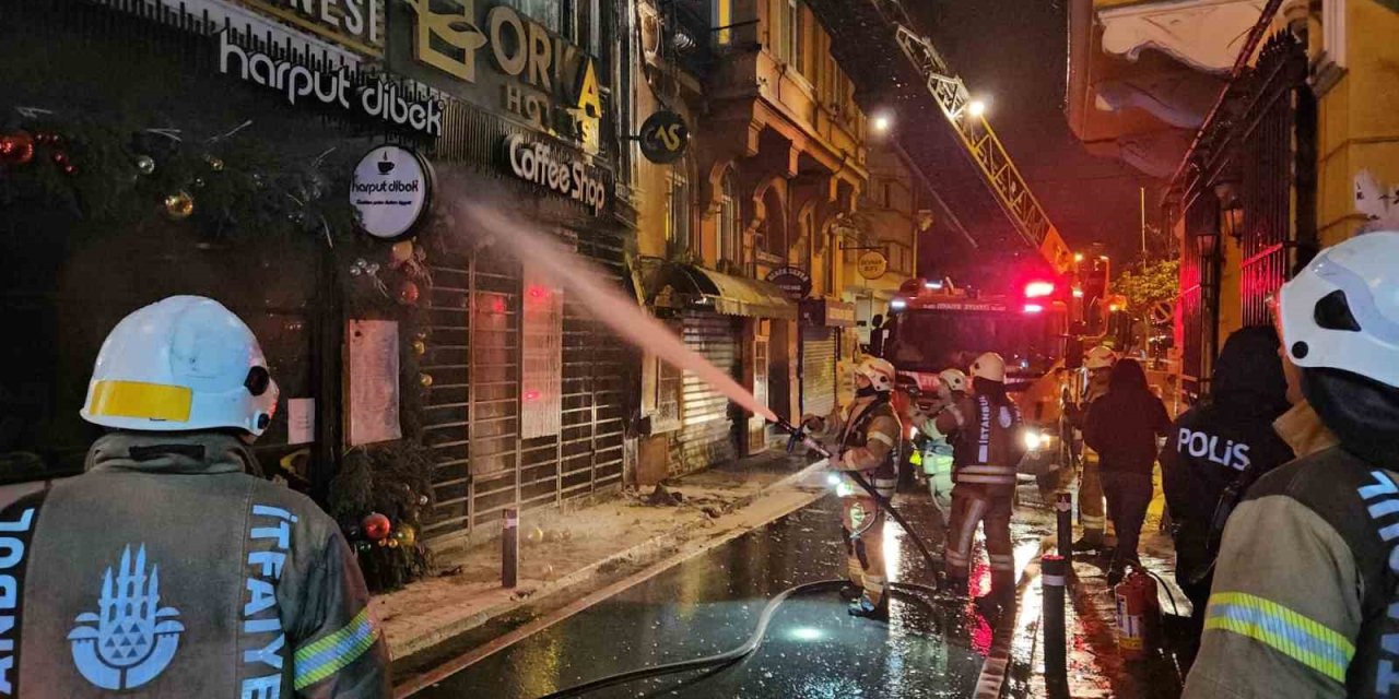 BEYOĞLU’NDA KORKUTAN OTEL YANGINI