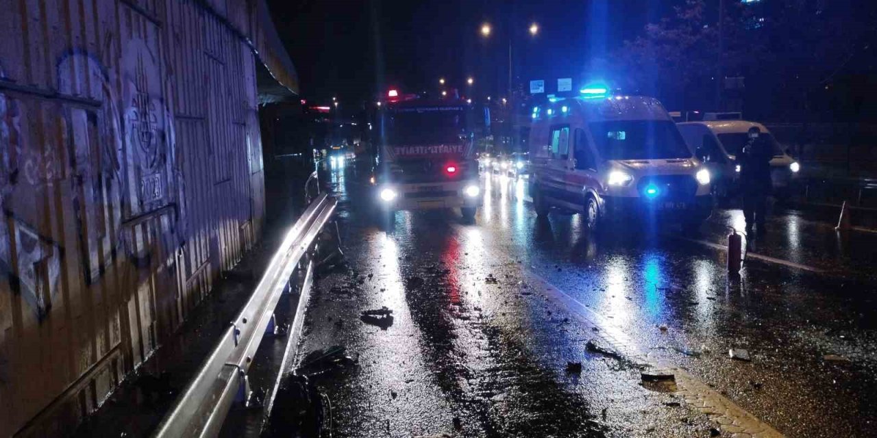 BARİYERE ÇARPAN HAFİF TİCARİ ARAÇ YAN YATTI