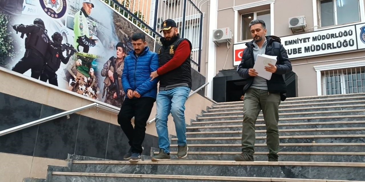 İSTANBUL’DA EVLERDEN KONTAK ANAHTARI ÇALAN HIRSIZ KAMERADA