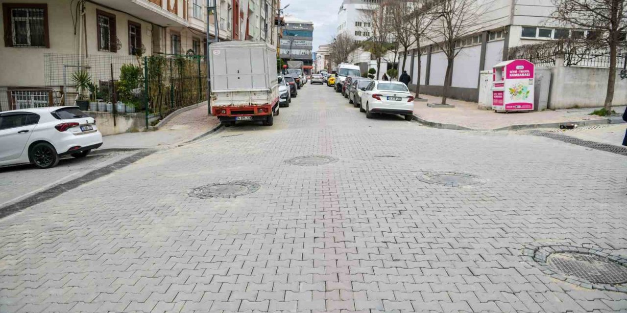 ESENYURT’TA YILLARDIR BOZUK OLAN YOLLAR YENİLENİYOR