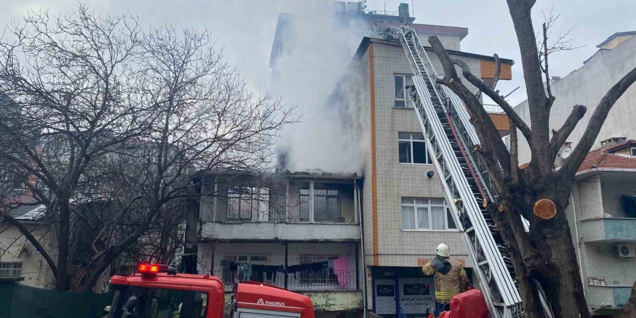 KÜÇÜKÇEKMECE’DE KORKUTAN YANGIN: 2 KATLI GECEKONDUDA ÇIKTI, ALEVLER YAN BİNAYA SIÇRADI