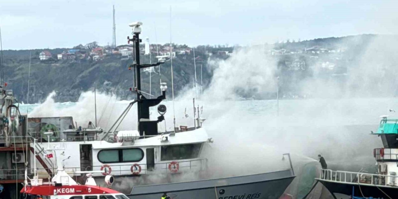 SARIYER’DE BALIKÇI TEKNESİNDE YANGIN: 2 KİŞİ DUMANDAN ETKİLENDİ