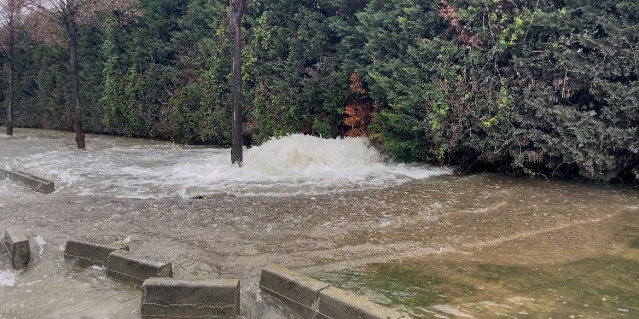 BAKIRKÖY’DE SU BORUSU PATLADI, YOL GÖLE DÖNDÜ