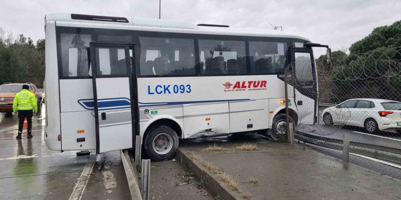 EYÜPSULTAN’DA İŞÇİ SERVİSİ KAZA YAPTI: ARAÇTA HASAR OLUŞTU