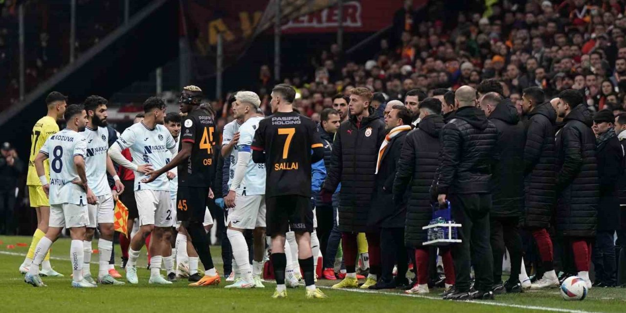 ADANA DEMİRSPOR SAHADAN ÇEKİLDİ