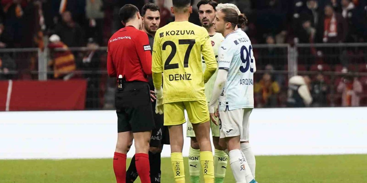 ADANA DEMİRSPOR, GALATASARAY MAÇINDA SAHADAN ÇEKİLDİ