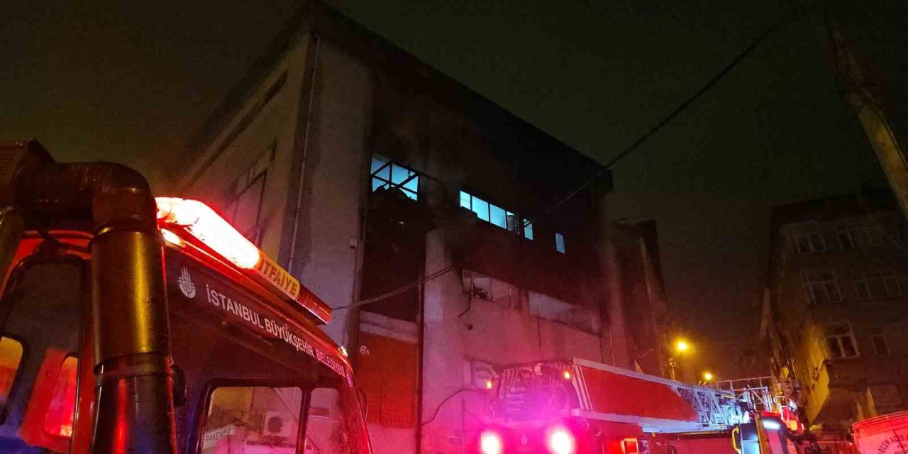 BAĞCILAR’DA TEKSTİL ATÖLYESİNDE YANGIN: 2 KİŞİ DUMANDAN ETKİLENDİ