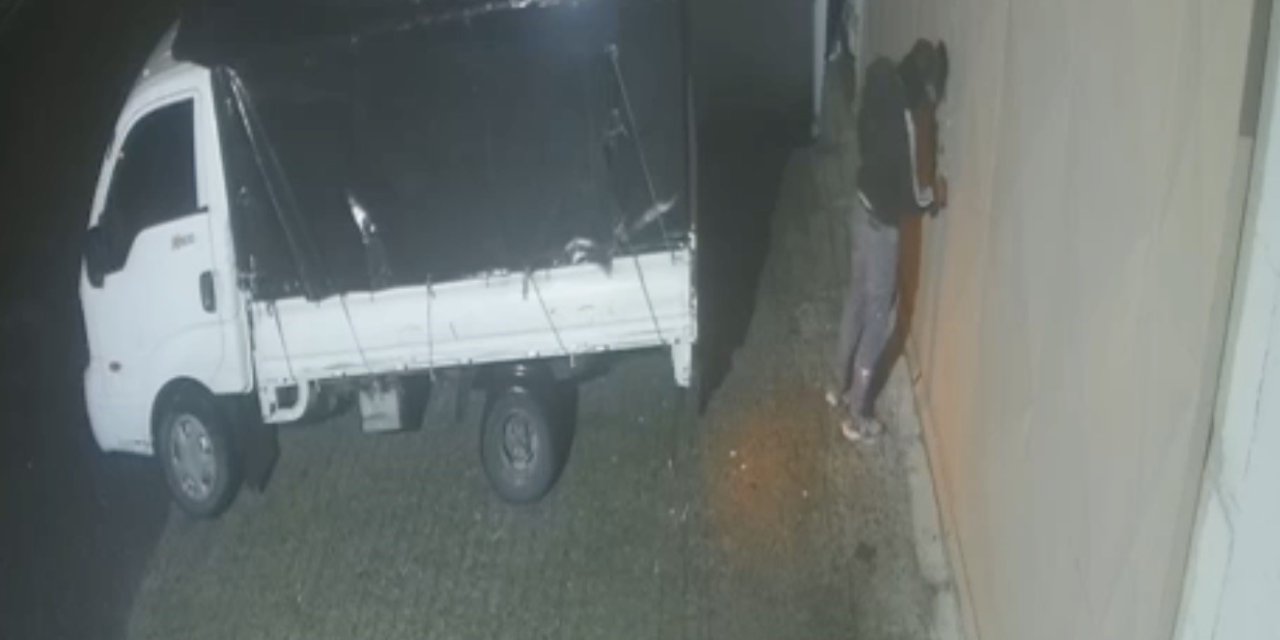 ARNAVUTKÖY’DE ACEMİ HIRSIZLAR İMALATHANENİN KAPISINI AÇAMAYINCA KIRMAYA ÇALIŞTI