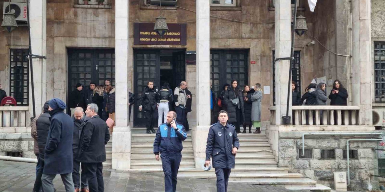 BEYOĞLU VERGİ DAİRESİ’NDE YANGIN PANİĞİ