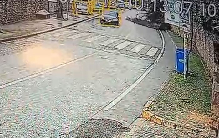 ÜSKÜDAR’DA İSTİNAT DUVARI ÇÖKTÜ, BİR ARAÇ TOPRAK ALTINDA KALMAKTAN SANİYELERLE KURTULDU