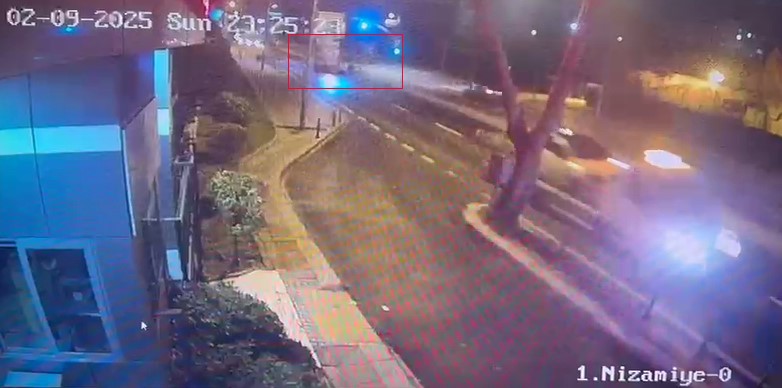 ZEYTİNBURNU’NDA FECİ KAZA KAMERADA: ANNE VE KIZINA ÇARPIP KAÇTI