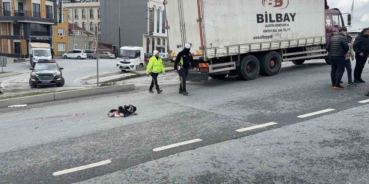 ARNAVUTKÖY’DE FECİ KAZA, MOTO KURYE KAMYONUN ALTINDA KALARAK CAN VERDİ