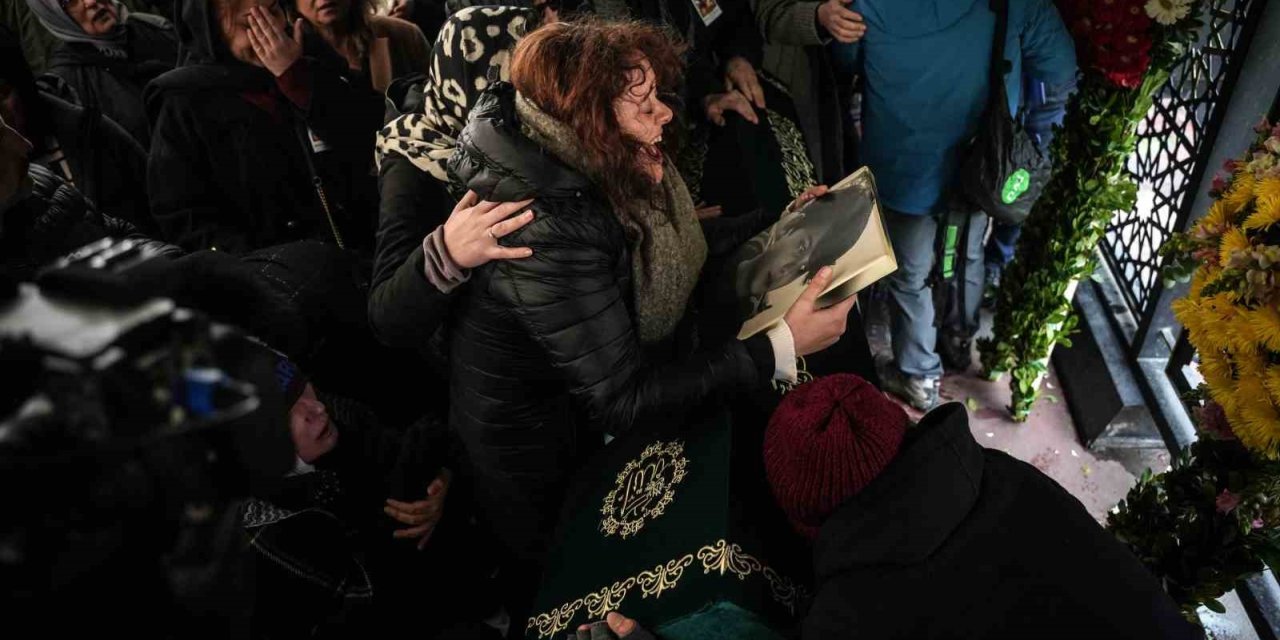 KADIKÖY’DE BIÇAKLANARAK ÖLDÜRÜLEN İTALYAN ŞEFİN OĞLU SON YOLCULUĞUNA UĞURLANDI