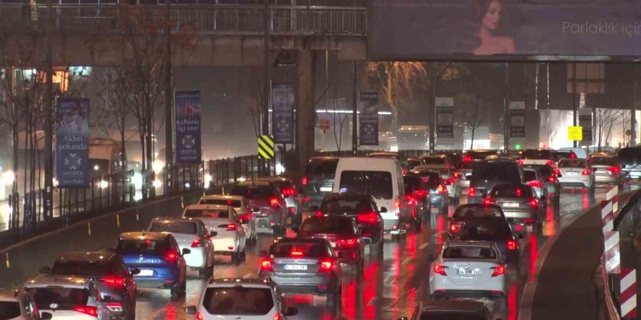 İSTANBULLULAR HAFTAYA YOĞUN TRAFİKLE BAŞLADI