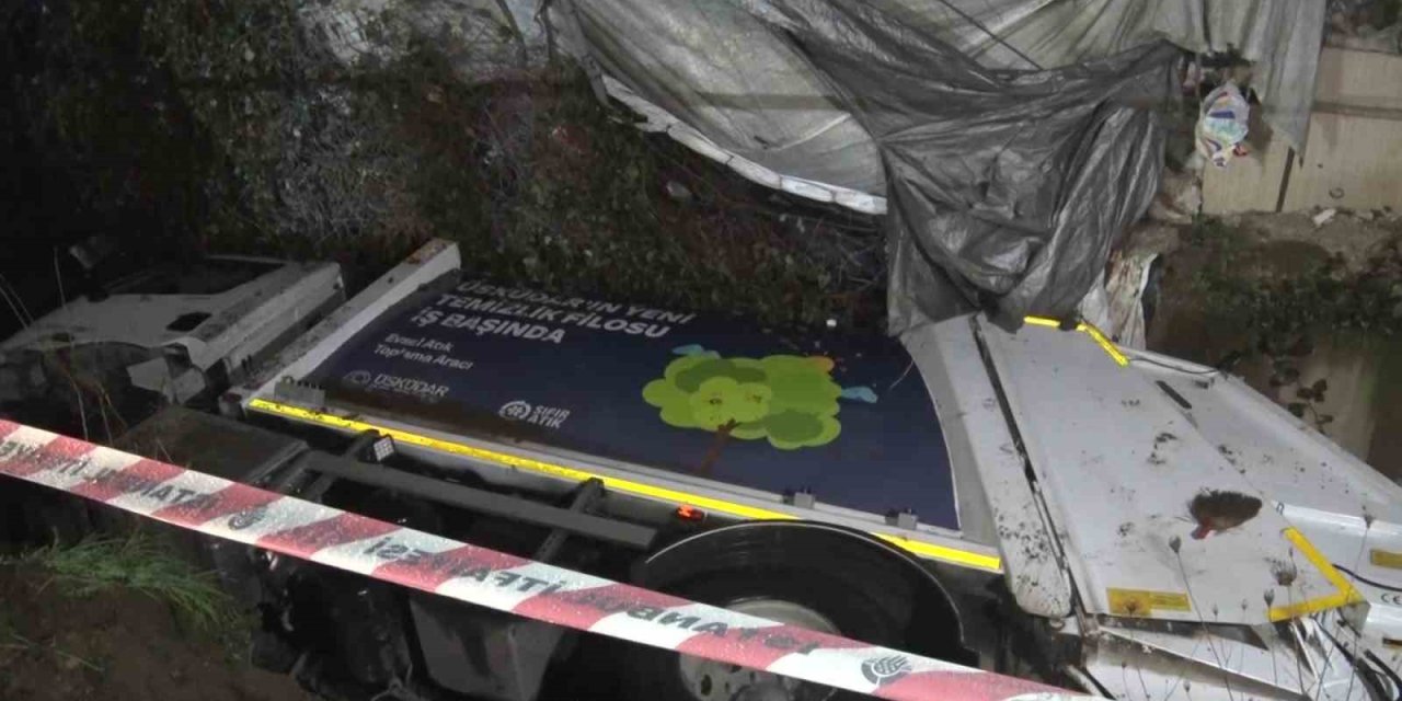 ÜSKÜDAR’DA ÇÖP KAMYONU DEREYE UÇTU