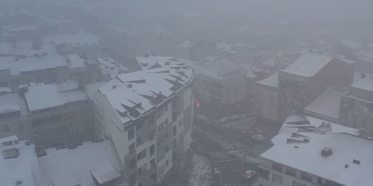 İSTANBUL’DA ETKİLİ OLAN KAR YAĞIŞI YOLLARI HAVADAN GÖRÜNTÜLENDİ