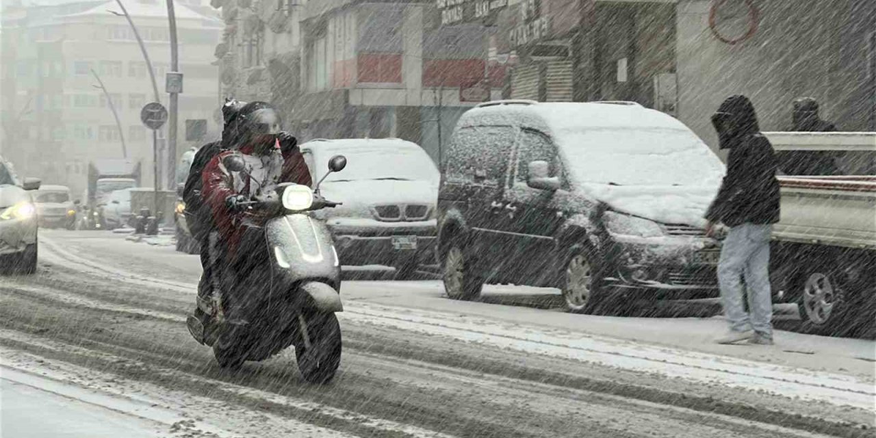 İSTANBUL’DA ETKİLİ OLAN KAR YAĞIŞI YOLLARI BEYAZA BÜRÜDÜ