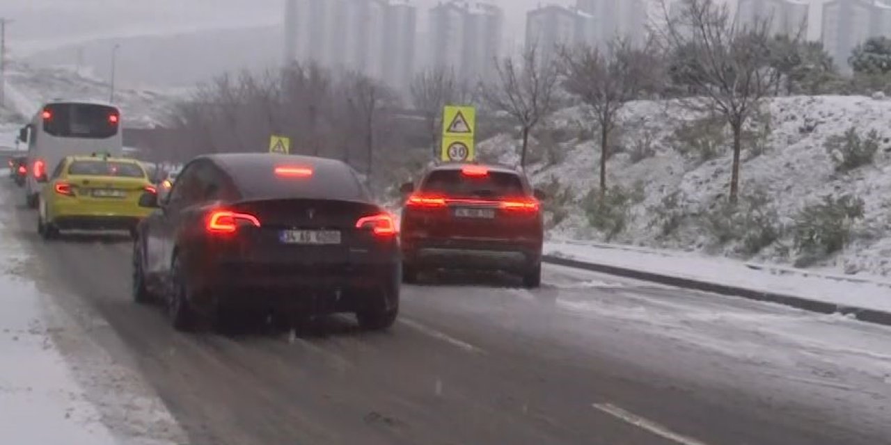 BAŞAKŞEHİR’DE BEYAZA BÜRÜNEN YOLDA ARAÇLAR YOLLARDA KALDI