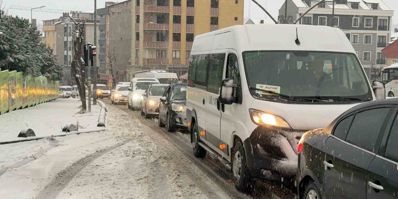İSTANBUL’DA YOLLAR BEYAZA BÜRÜNDÜ, ARAÇLAR YOLLARDA KALDI