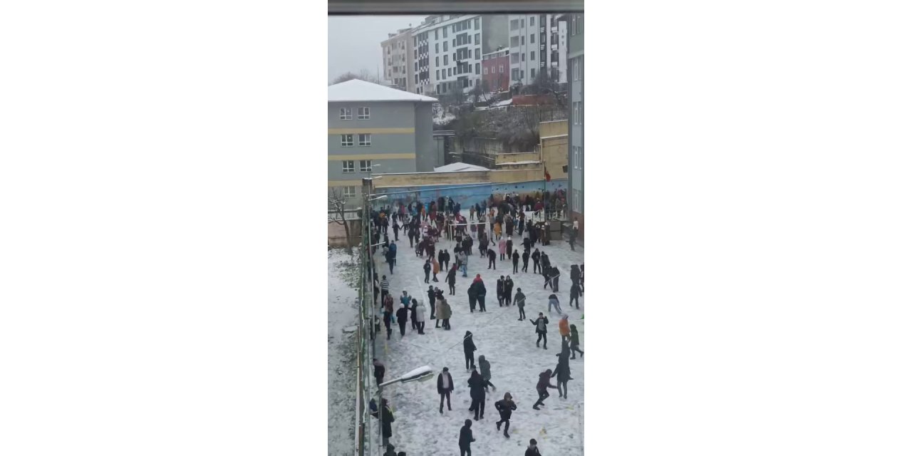 ARNAVUTKÖY’DE OKUL BAHÇESİNDE ÇOCUKLARIN KAR SEVİNCİ