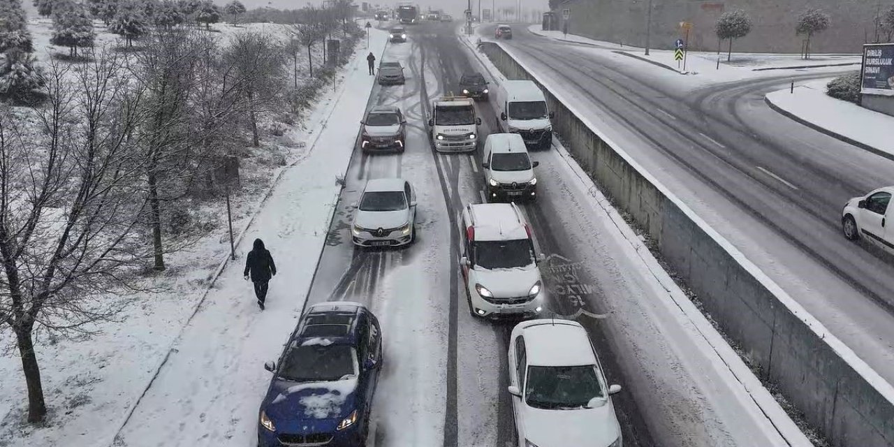 BAŞAKŞEHİR’DE SÜRÜCÜLERİN ZORLU YOLCULUĞU HAVADAN GÖRÜNTÜLENDİ